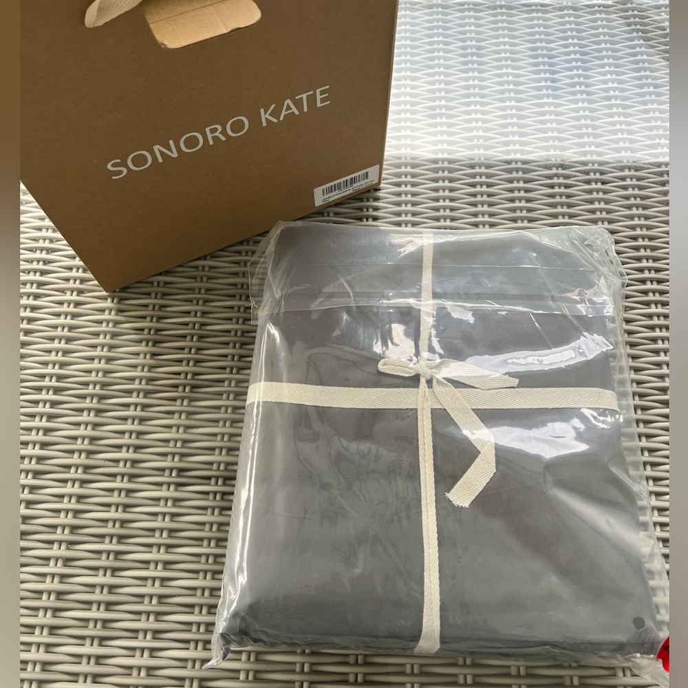 New still in box Sonoro Kate Microfiber Queen Sheet Set